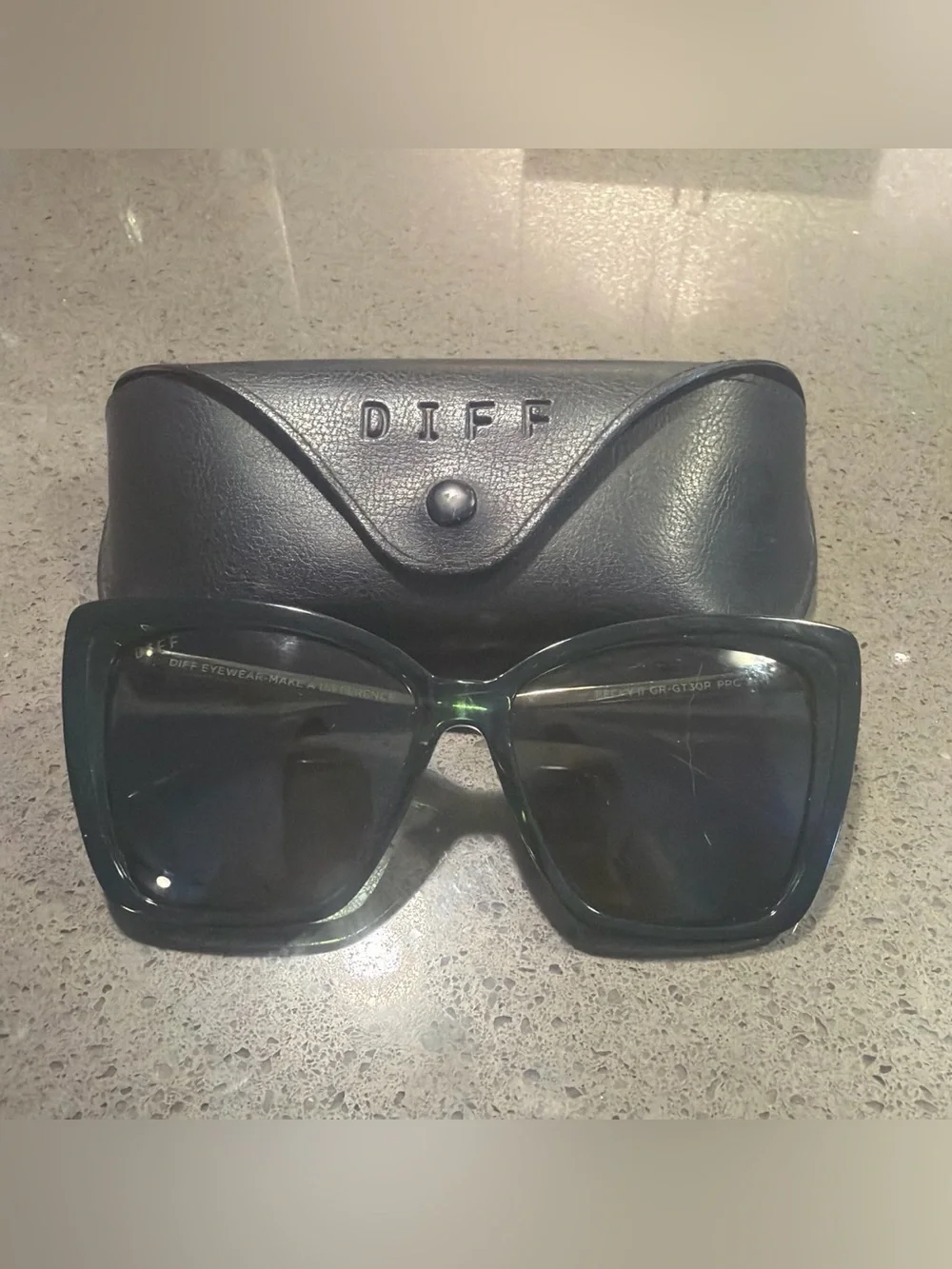 Diff Eyewear Women's Dark Green Square Sunglasses with Case